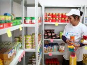 Magazinul în care „se plătește” cu muncă